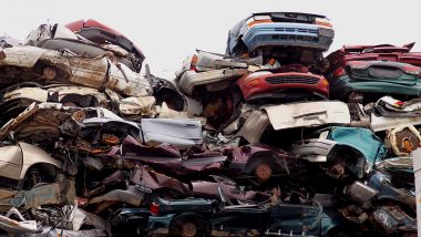 Vehicle Scrapping Policy: आजपासून स्क्रॅपिंग पॉलिसी लागू; 15 वर्ष जुनी गाडी ट्राफिक पोलिसांनी पकडल्यास थेट भंगारात